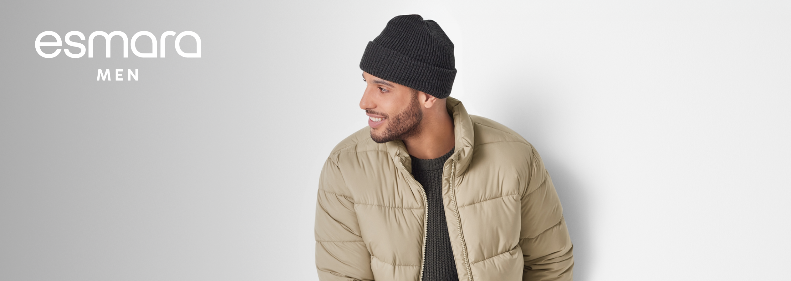 Homem com gorro preto e casaco bege, marca Esmara Men.