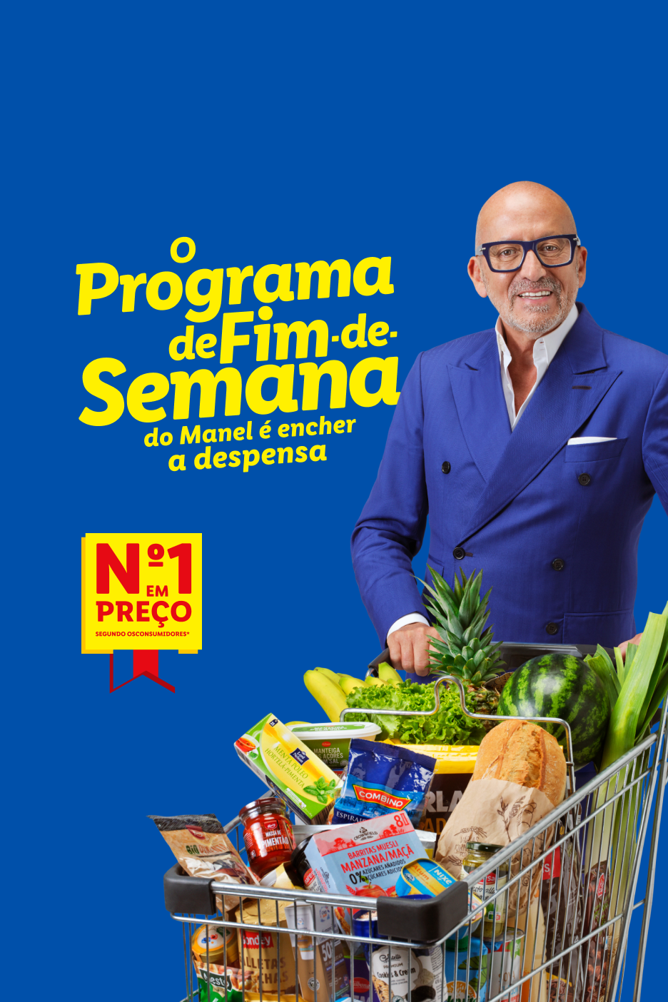 Manel Luís a empurrar um carrinho de compras cheio de produtos Lidl, incluindo frutas, legumes e pão.