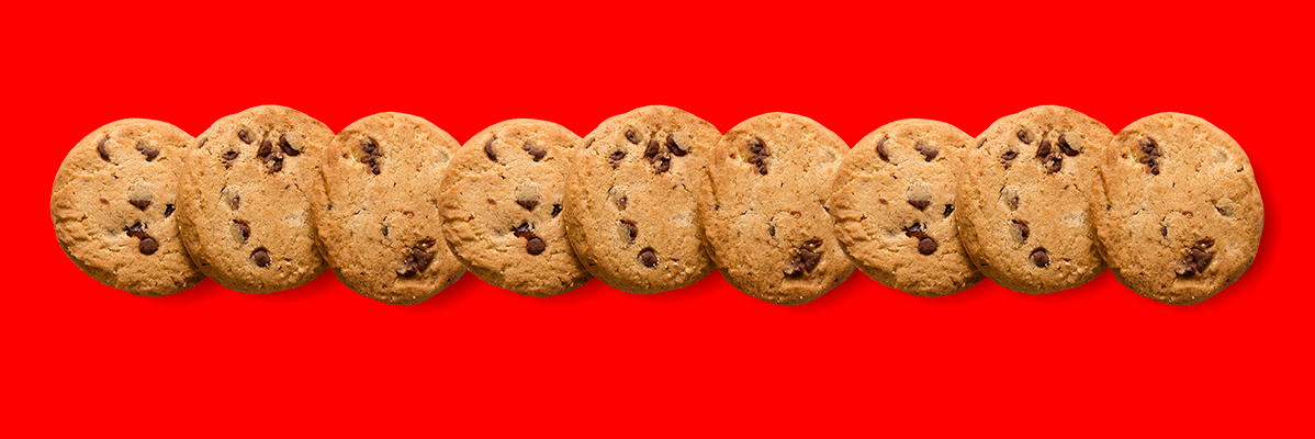 Biscoitos de chocolate em fundo vermelho.