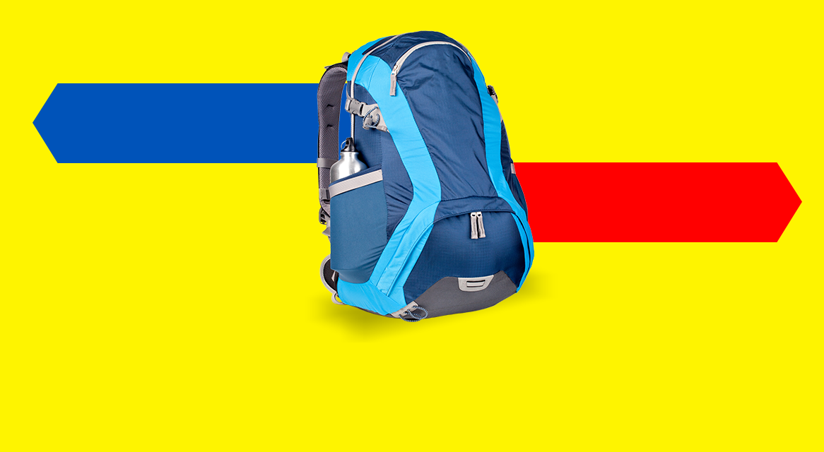 Mochila e garrafa de água em fundo colorido.