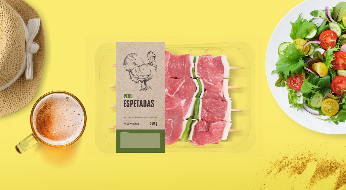Peru Espetatas, salada, cerveja e camarão – perfeito para um churrasco.