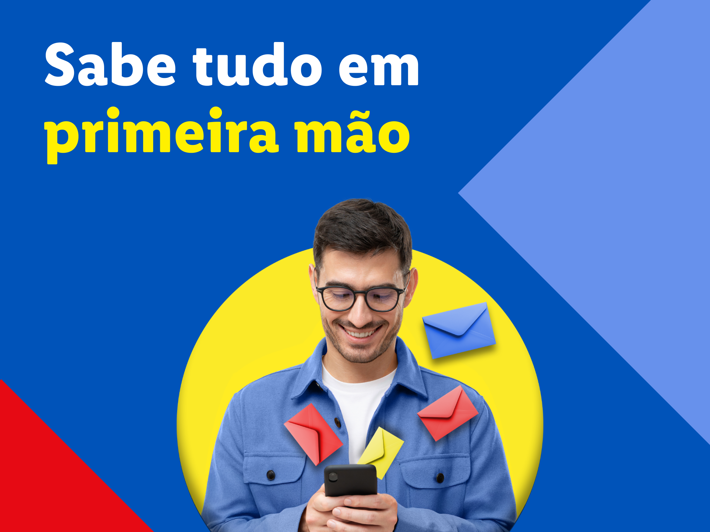 Homem sorridente a usar um smartphone com envelopes coloridos a flutuar à sua volta.
