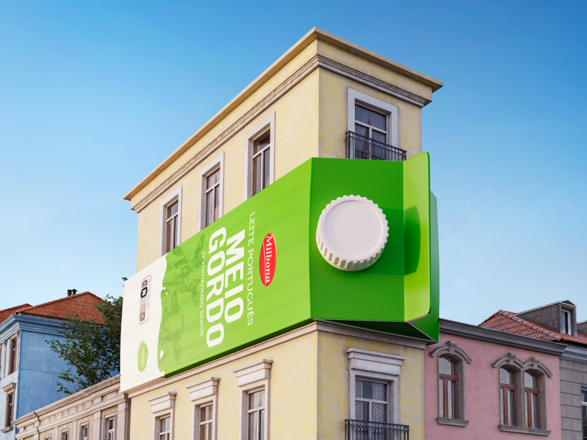 Um cartaz gigante de uma caixa de leite verde da marca Milbona, montado no topo de um edifício.