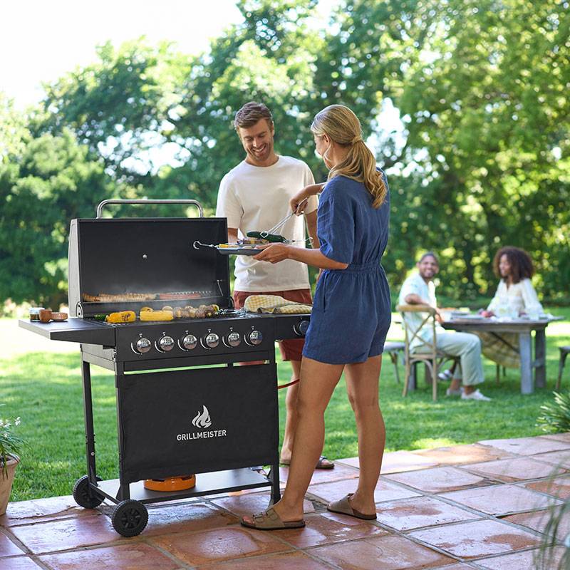 Churrasqueira GrillMeister com 6 queimadores, exterior.