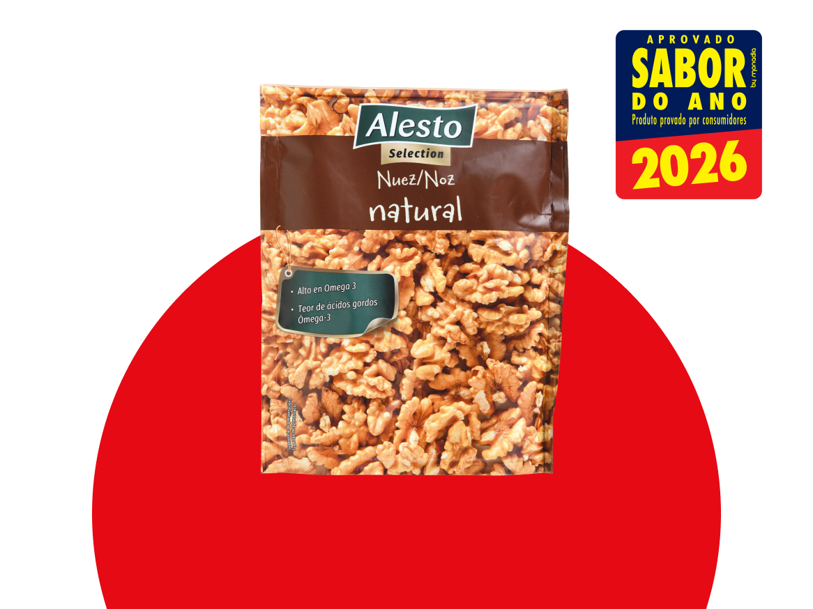 Nozes naturais em embalagem, com selo de aprovação de sabor do ano 2026.