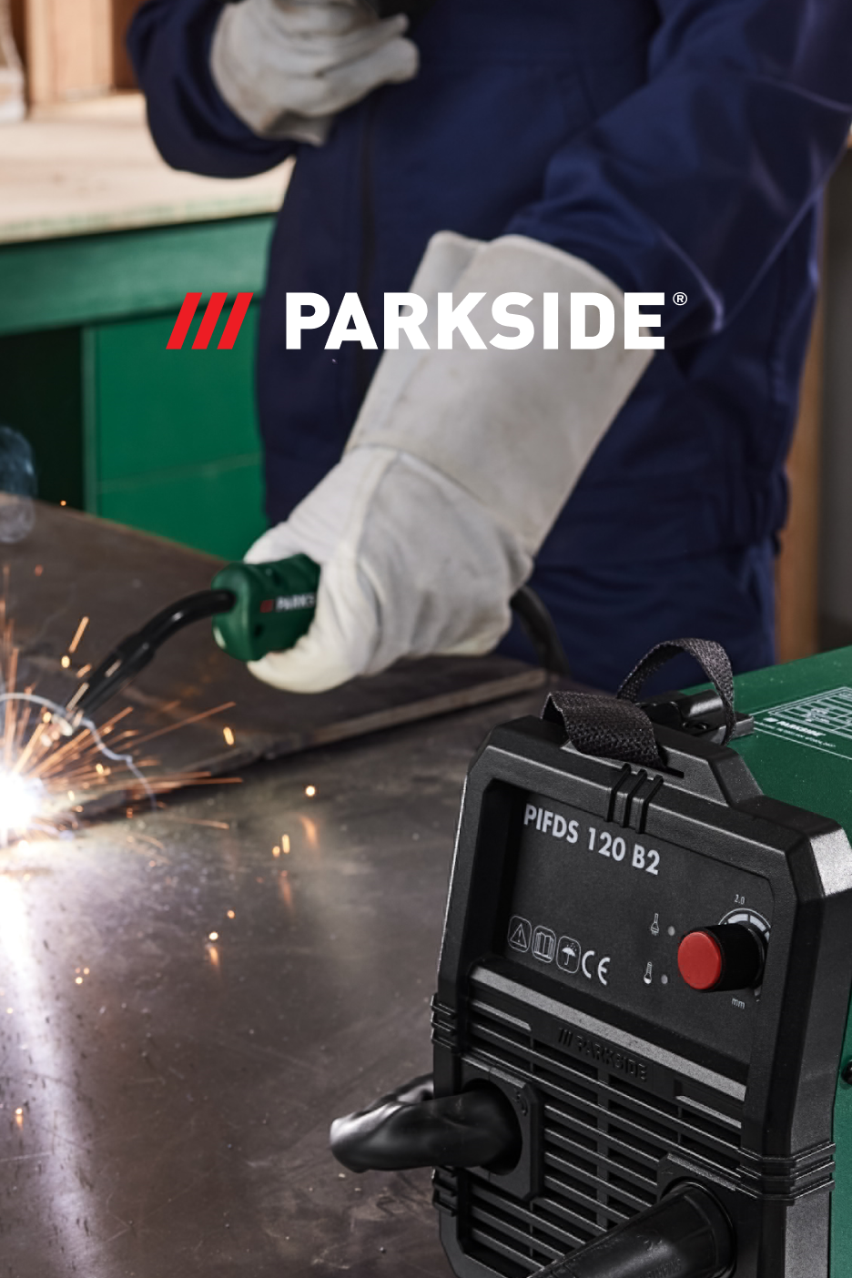 Homem a soldar com um soldador Parkside PIFDS 120 B2.