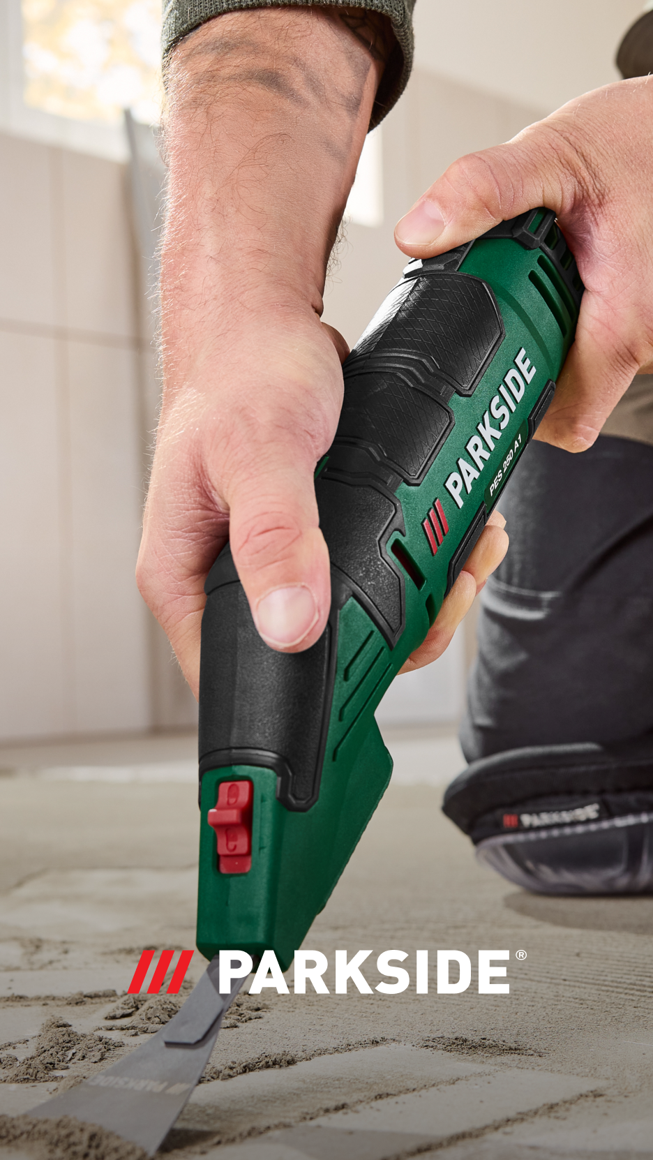 Homem a usar uma ferramenta elétrica multifunções Parkside PES 250 A1 para remover argamassa.