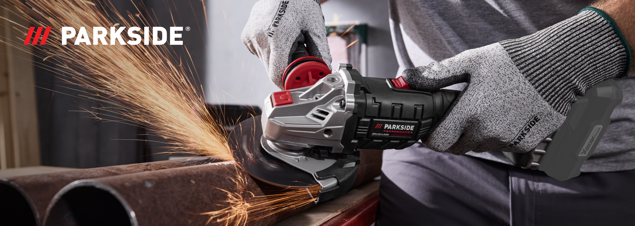 Homem a usar uma rebarbadora Parkside para cortar tubos de metal, com faíscas a voar.