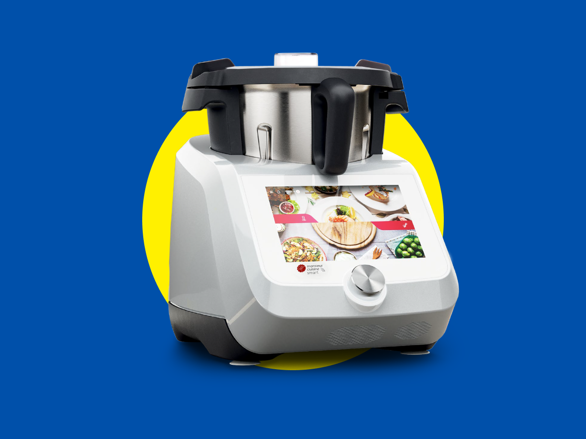 Um robot de cozinha branco com um ecrã tátil, sobre um fundo azul com um círculo amarelo.