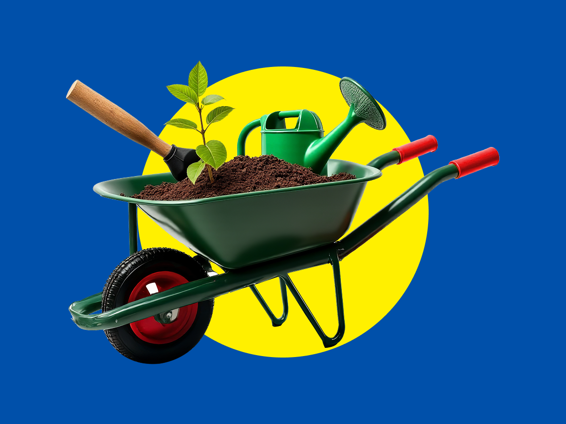 Carrinho de mão verde com terra, planta, pá e regador, sobre fundo azul e amarelo.