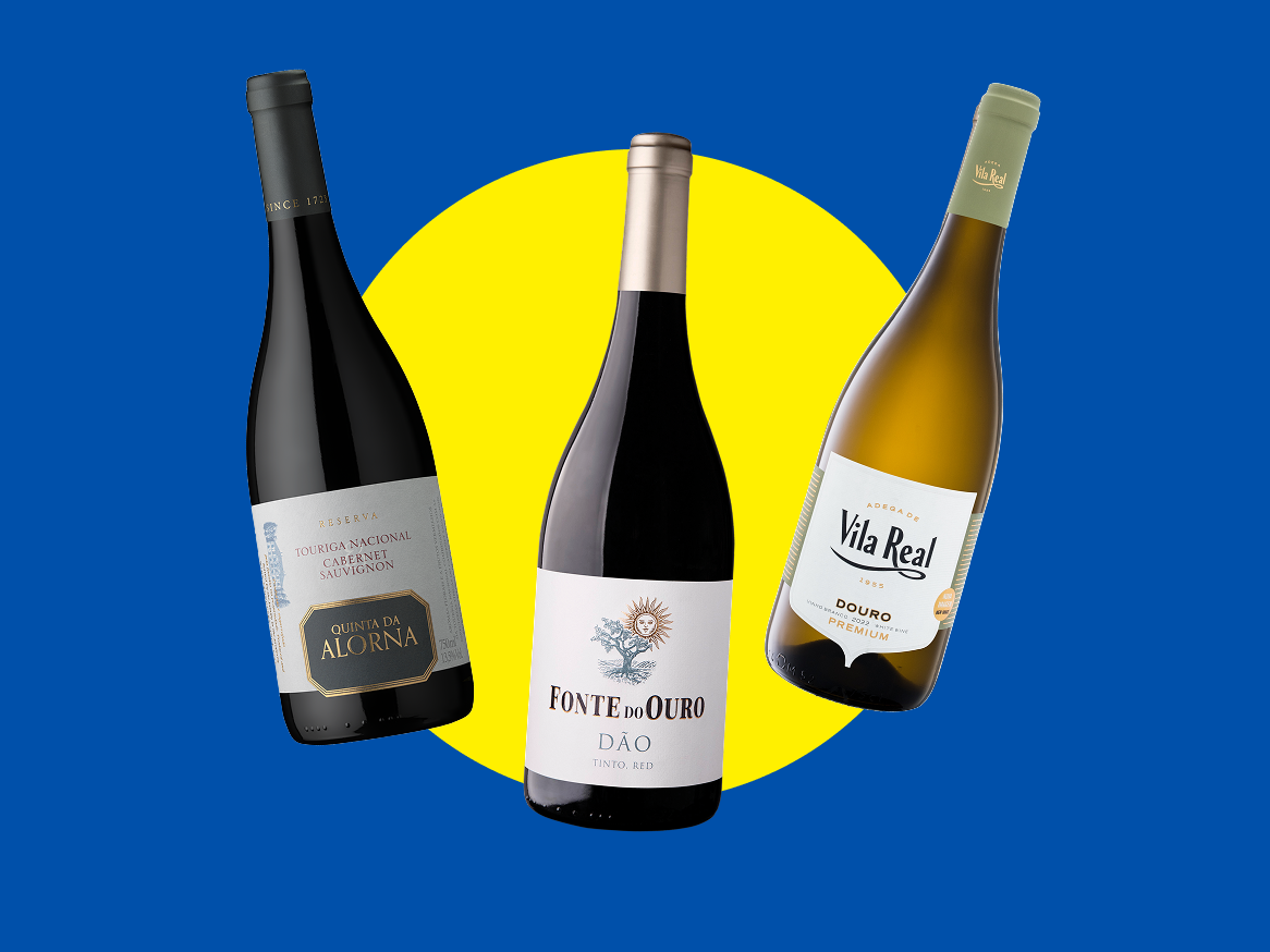 Três garrafas de vinho tinto e branco com rótulos de Reserva, Dão e Douro.