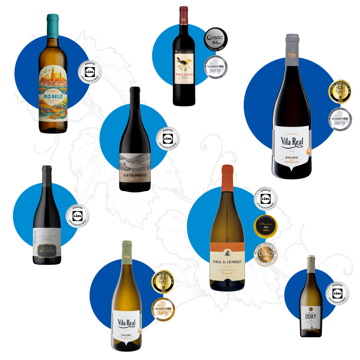 Uma variedade de garrafas de vinho tinto e branco com rótulos coloridos e prémios, sobre um fundo escuro com folhas de videira.