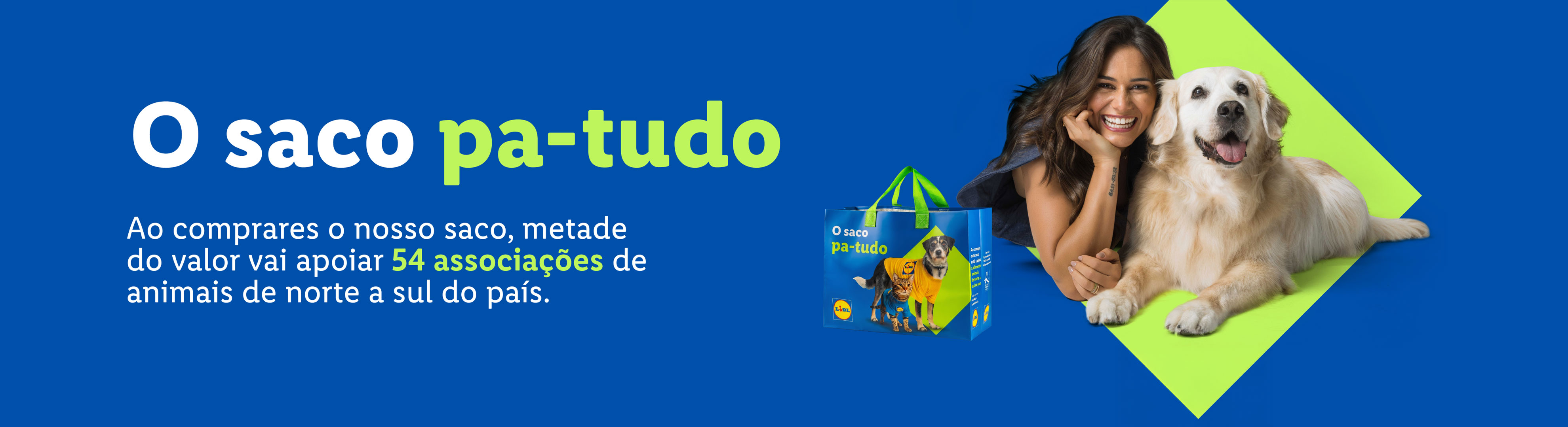 Mulher e cão sorridentes com um saco reutilizável azul que apoia 54 associações de animais.