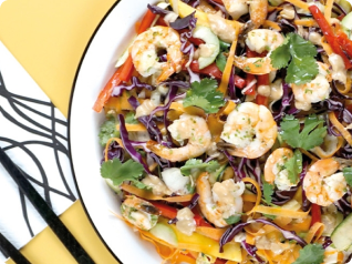 Salada de camarão com repolho roxo, cenoura, manga e molho cremoso.