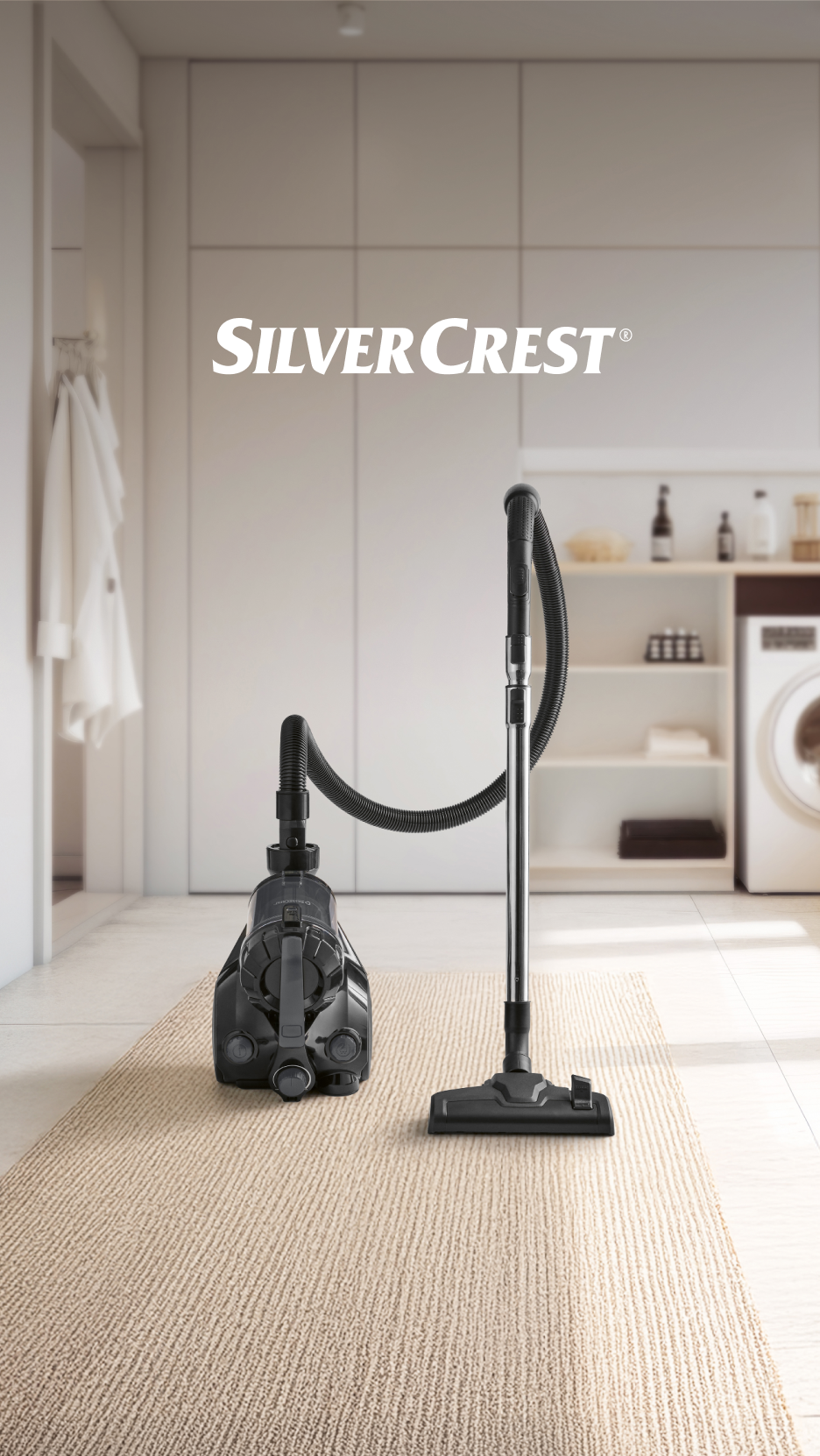 Aspirador de pó SilverCrest em carpete bege num quarto de lavandaria.