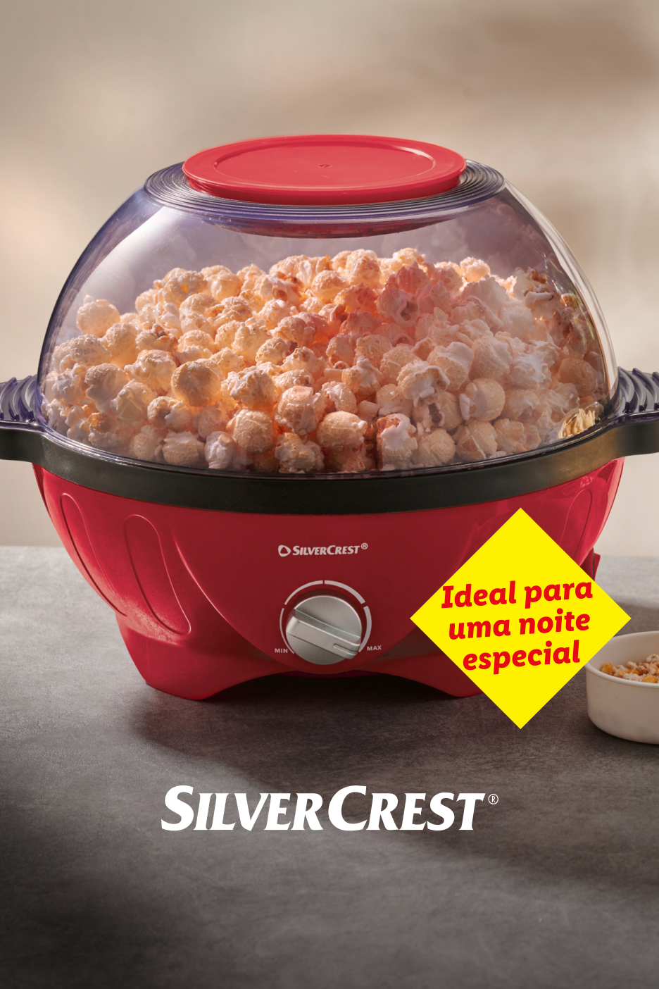 Máquina de pipocas SilverCrest vermelha com pipocas, ideal para uma noite especial.