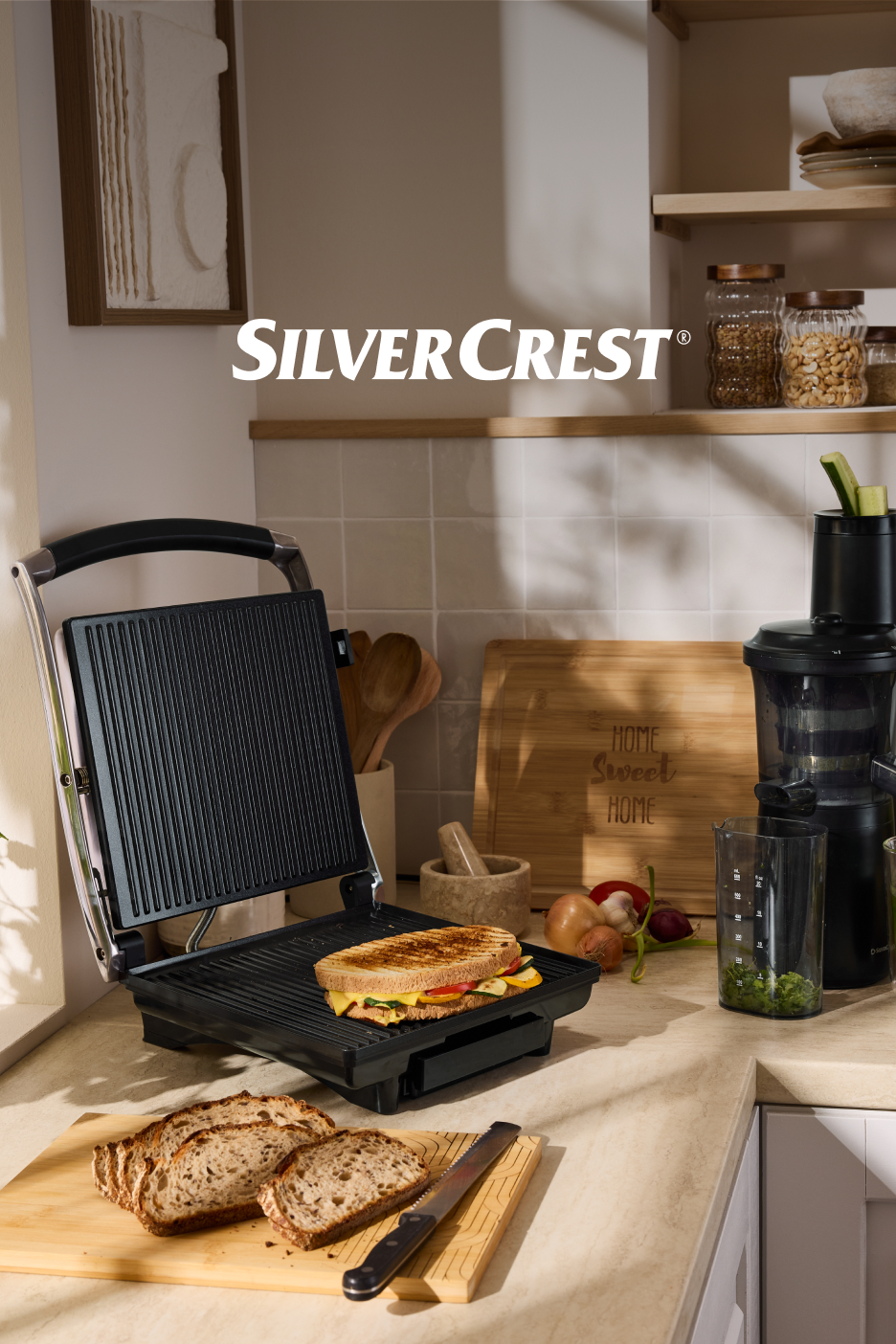 Grelhador elétrico SilverCrest com sanduíche, pão e ingredientes na bancada da cozinha.