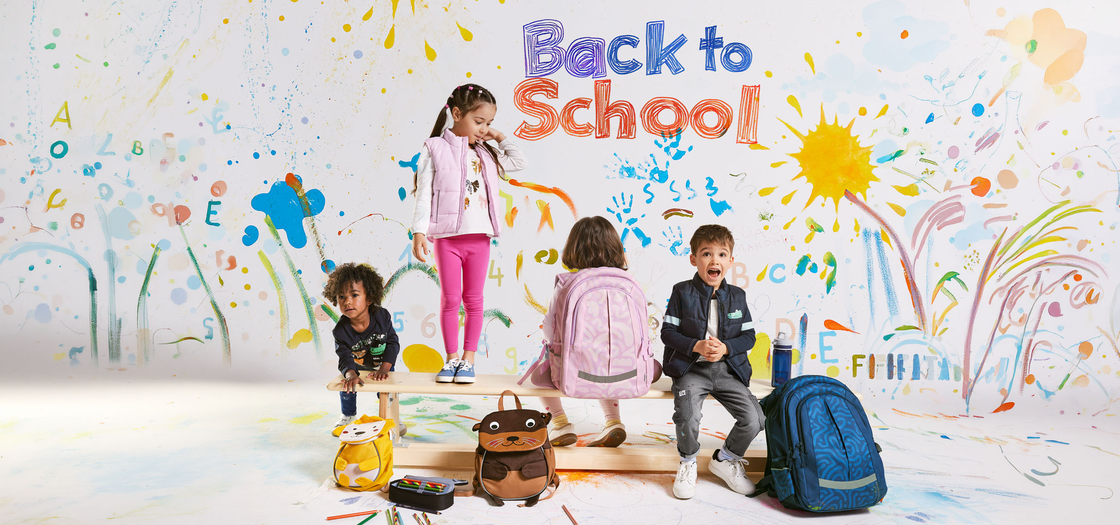 Crianças com mochilas e material escolar num fundo de desenhos coloridos com o texto