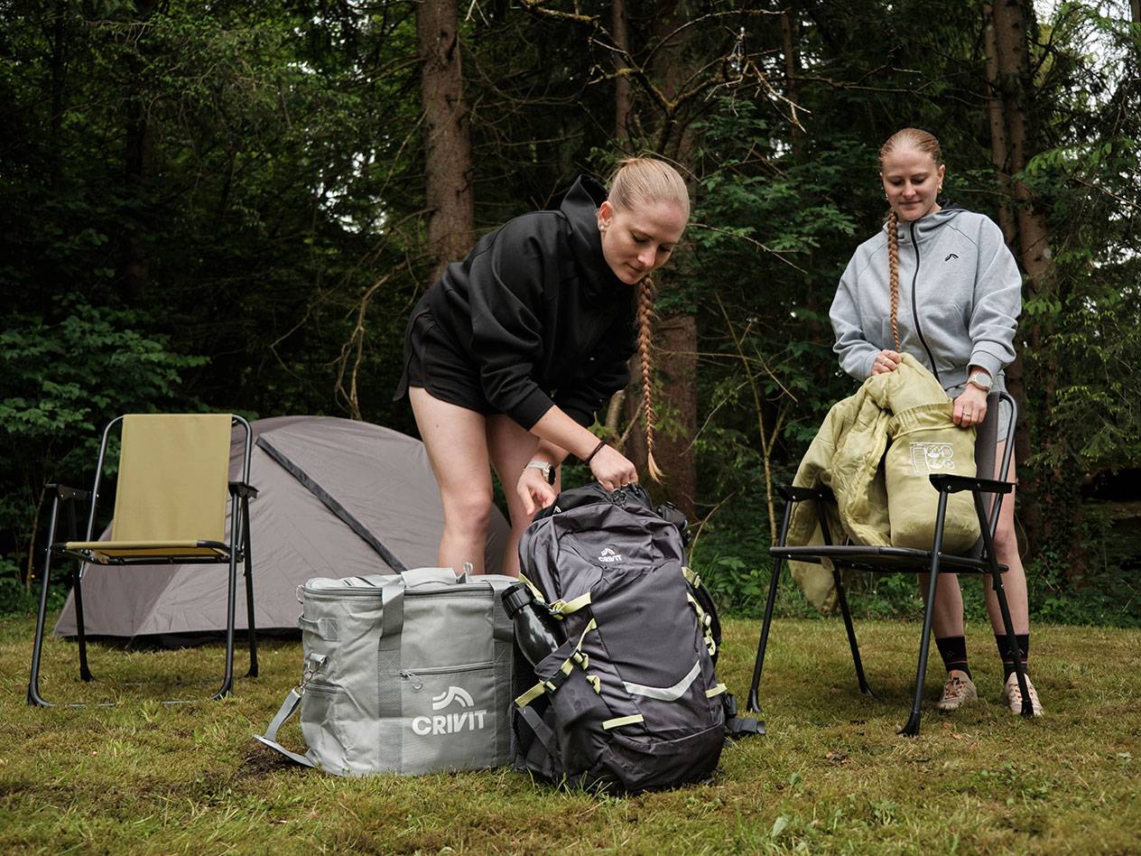 Equipamento de camping: mochila Crivit, cadeiras e tenda.