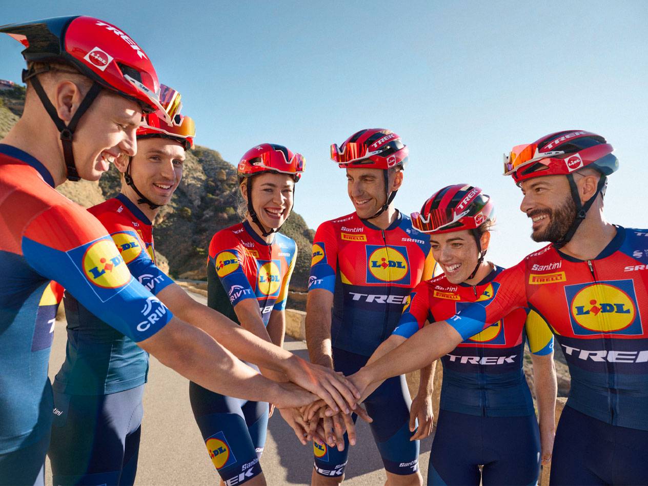 Equipe de ciclismo Lidl-Trek com seus uniformes vermelhos e azuis.