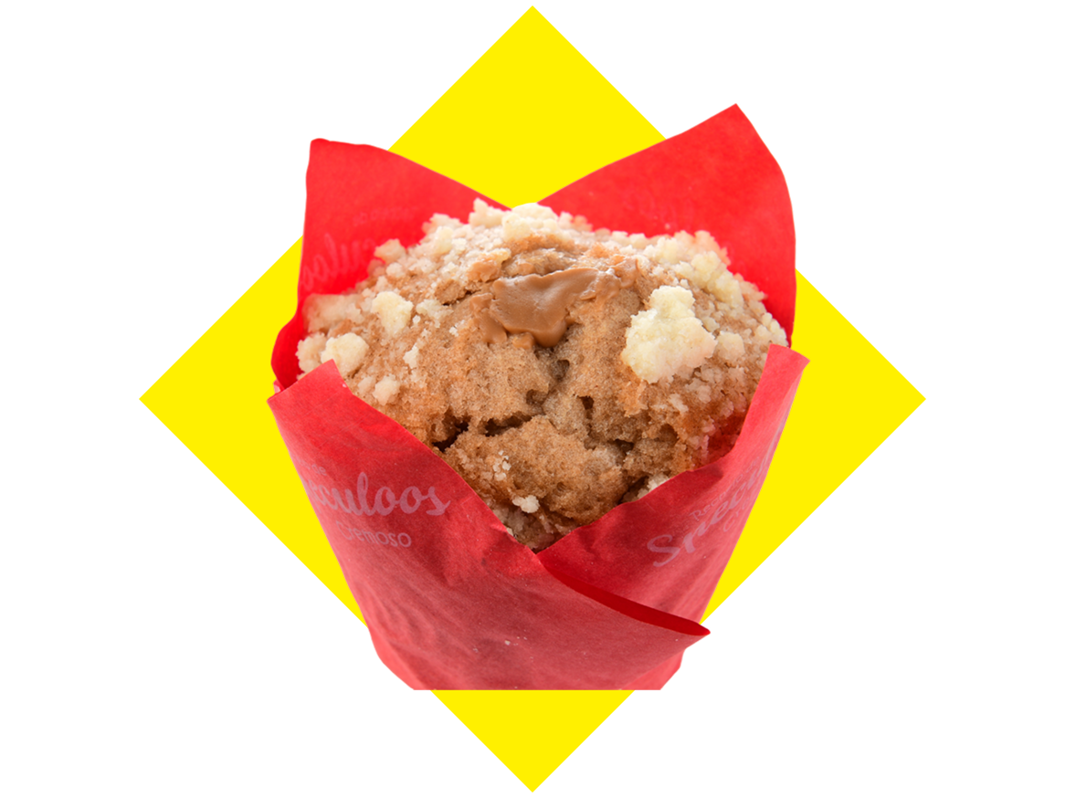 Muffin de caramelo com cobertura crocante em embalagem vermelha, sobre fundo amarelo e preto.